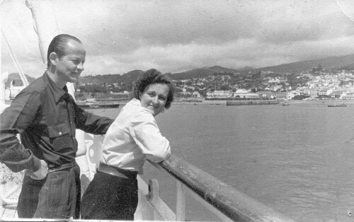 Isabel et David sur le pont d’un navire de croisière